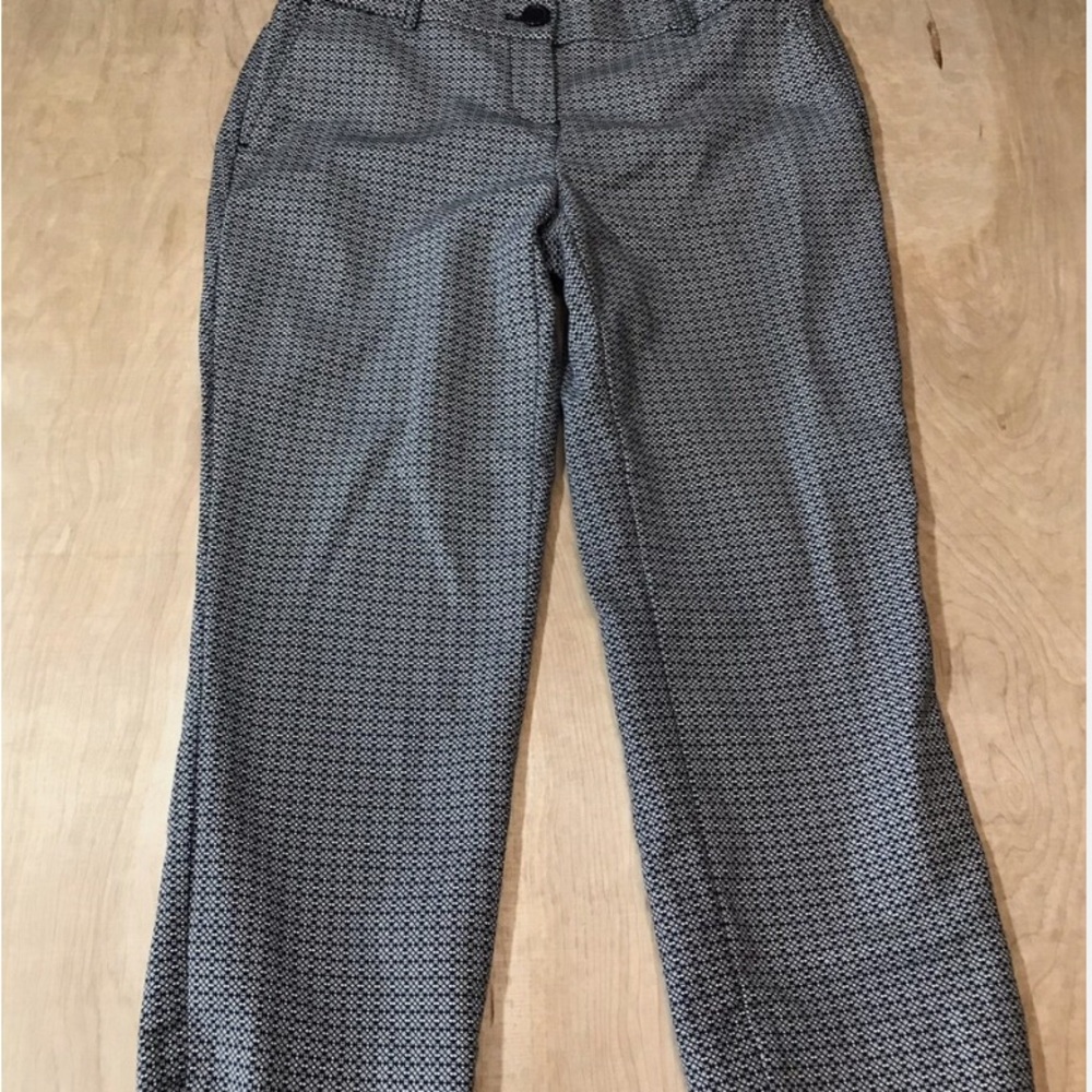 Hilary Radley Monochrome Geometric Pants/caPri pants 
Size 4